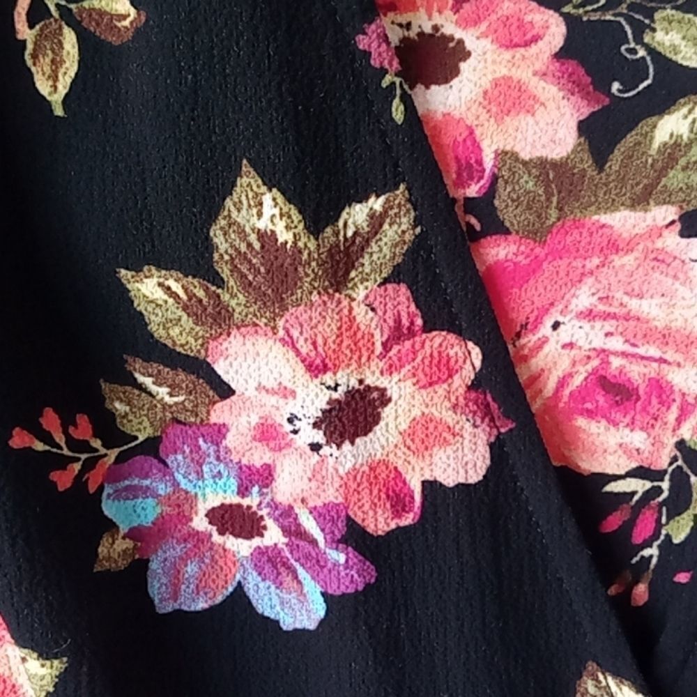 Pretty floral wrap blouse - Picture 3 of 8